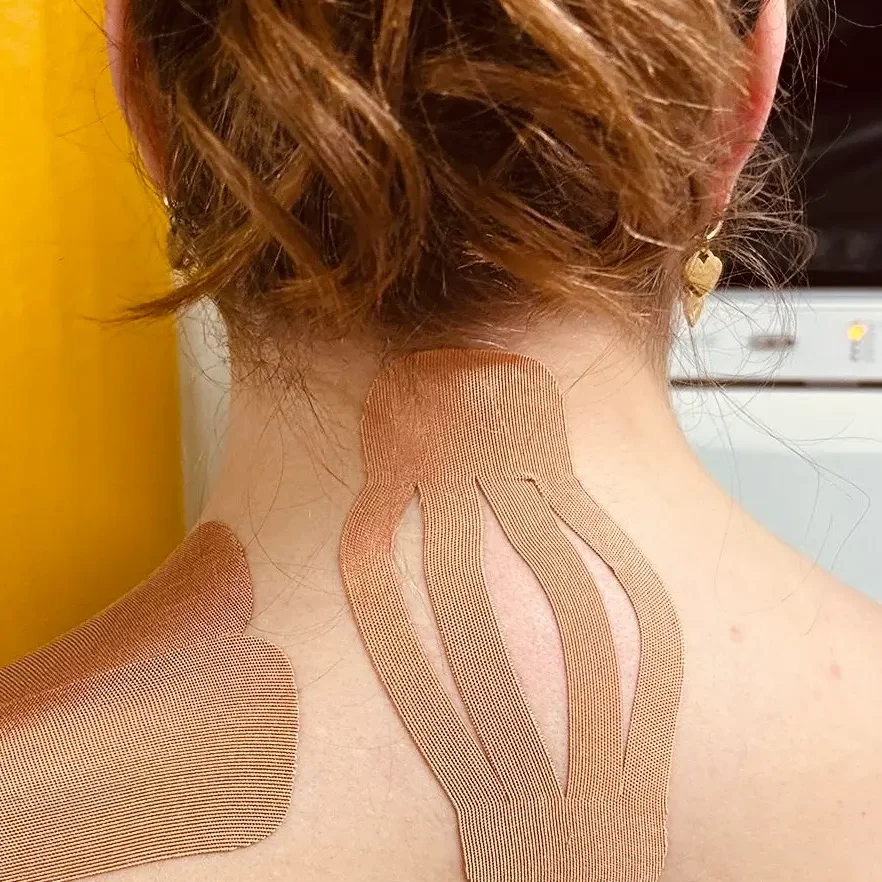 Taping im Nacken und Schulterbereich bei Julia Busching in Koblenz